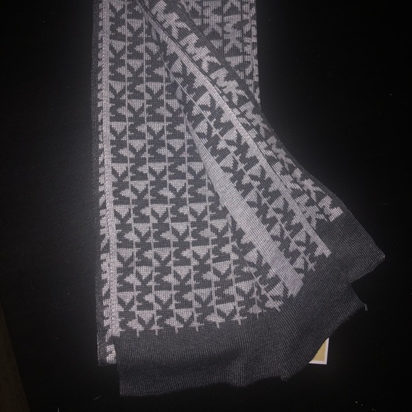 Reversible Michael Kors Scarf - Picture 2 of 3